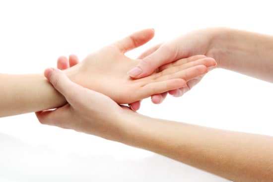 Cách massage tay giảm đau